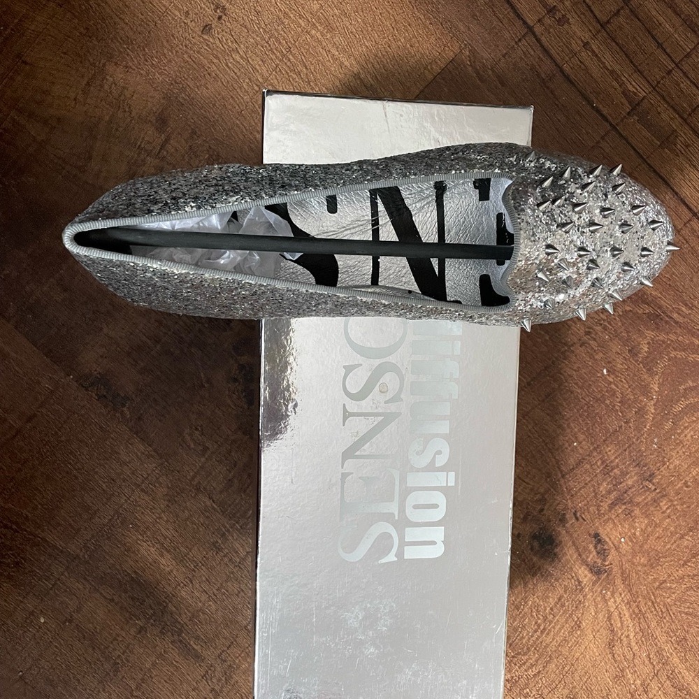 Senso diffusion  size 39 spiky flats